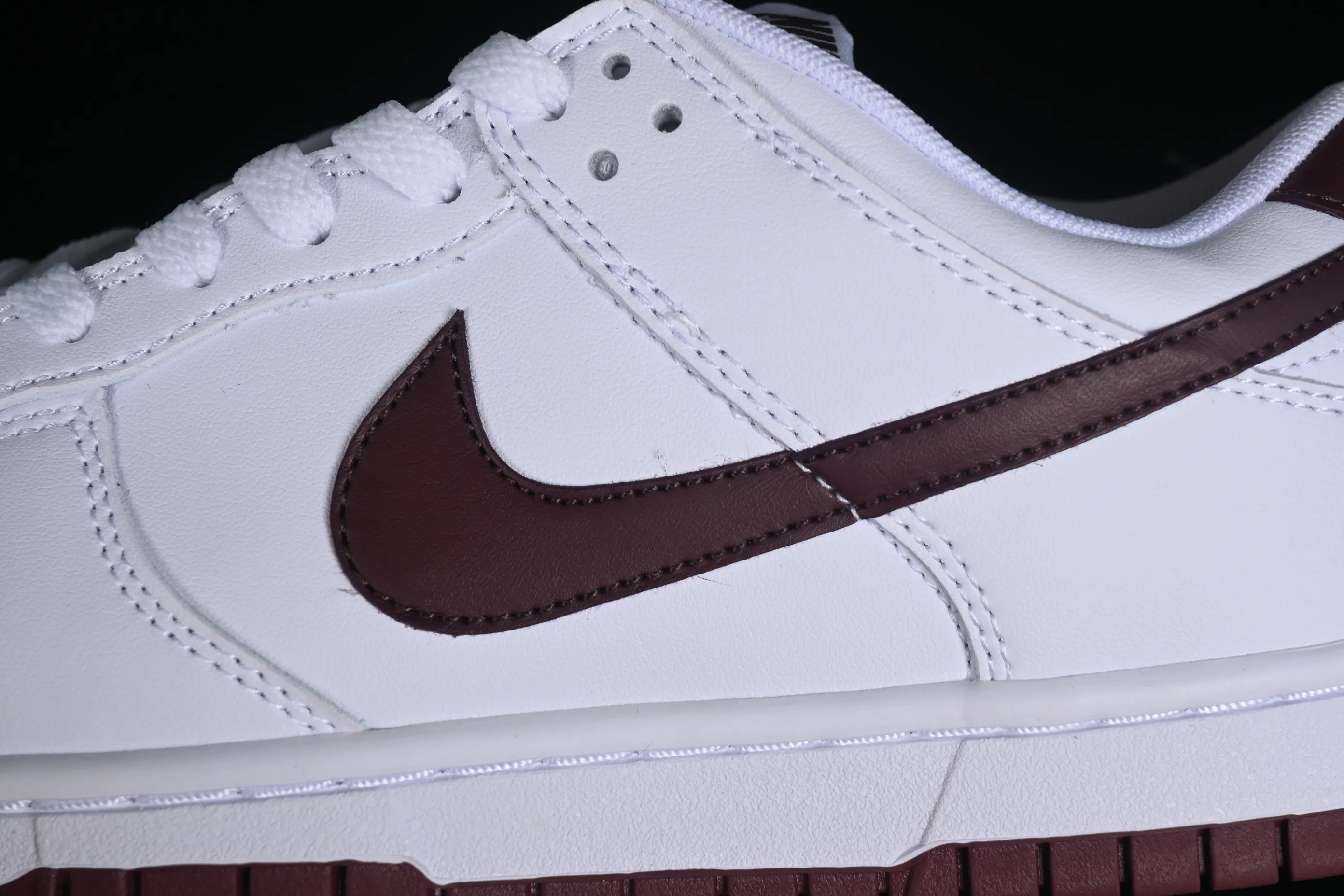 All categories Nk SB Dunk series Nk SB Dunk Low low-top sneakers Nk SB Dunk Low white and red color low-top casual sports skateboard shoes DV0831-102